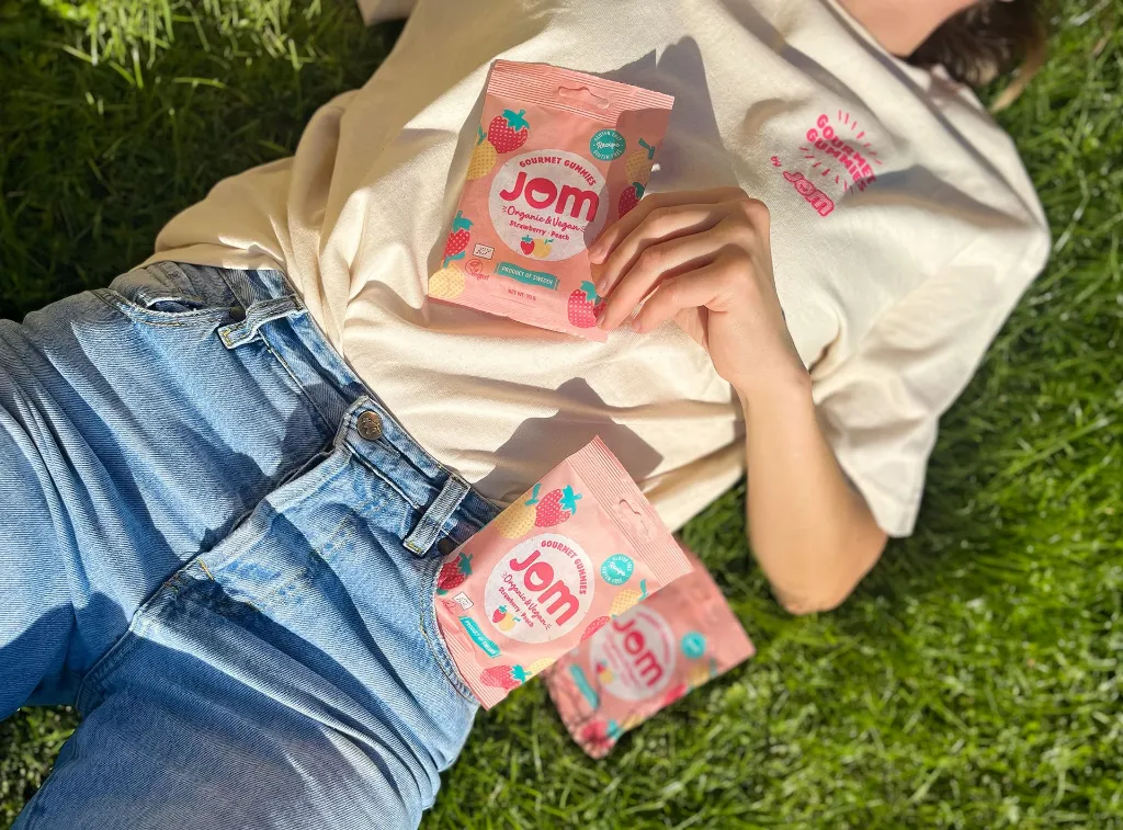 JOM_Strawberry_Peach_hand.webp